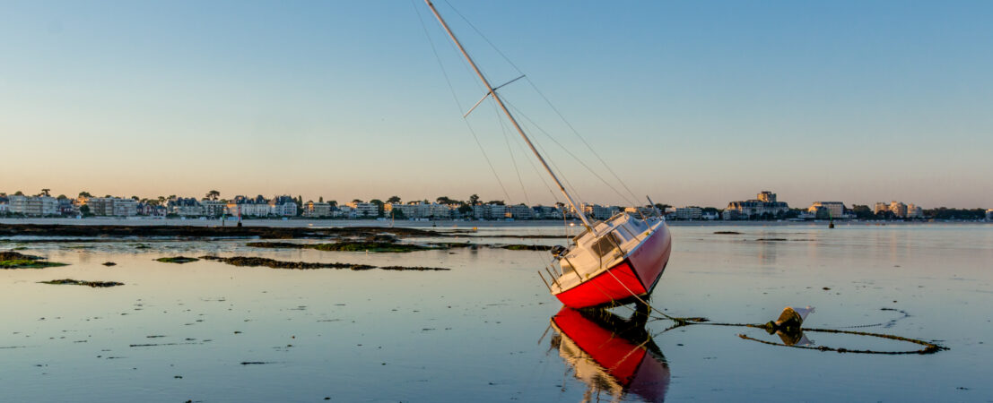 Voilier à marée basse